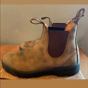 Brown Blundstone boots #585. size 4 mens/women 6